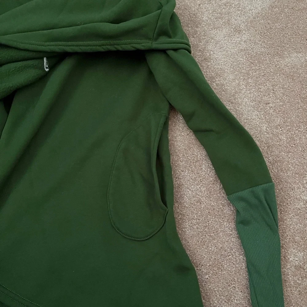 Great condition. Cap type sweatshirt. Two pockets. - Picture 2 of 5